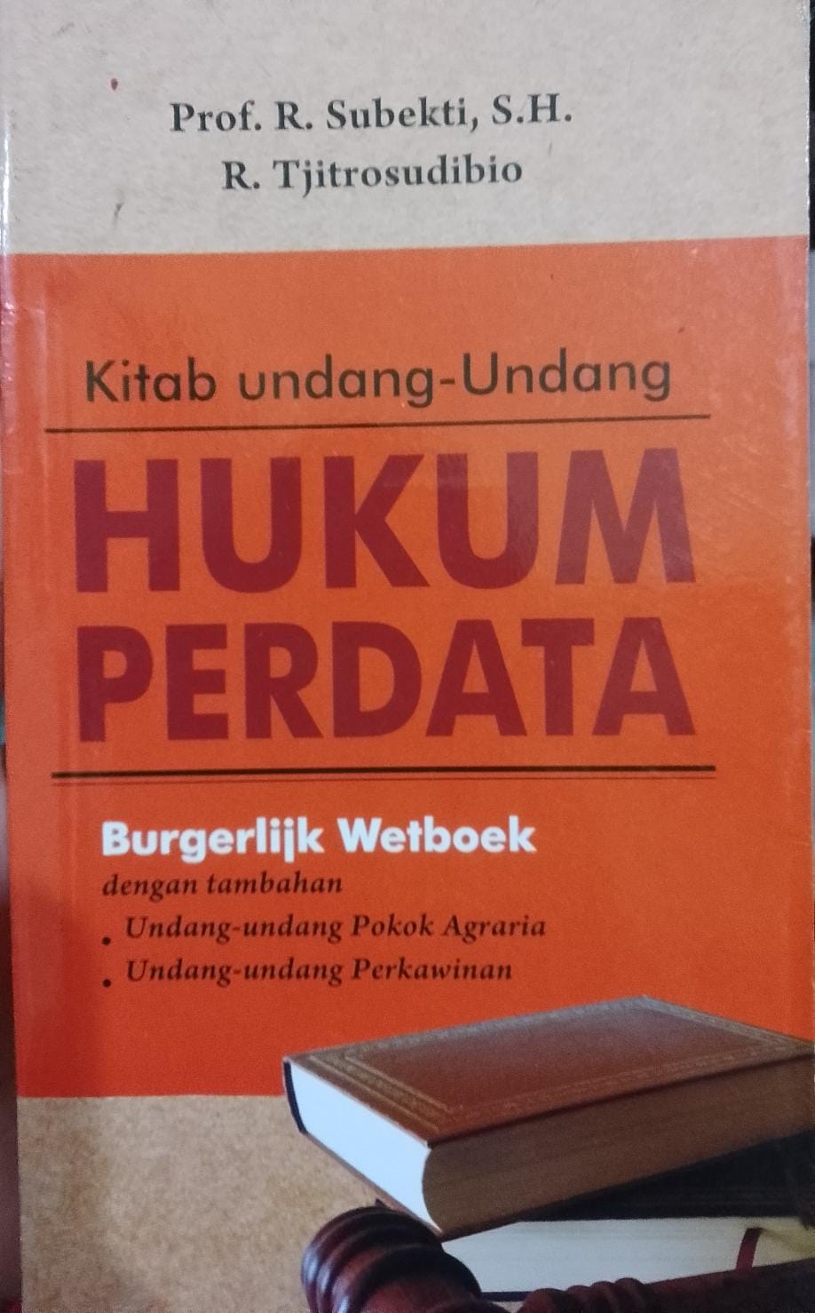 KITAB UNDANG-UNDANG HUKUM PERDATA. BURGERLIJK WETBOEK DENGAN TAMBAHAN UU POKOK AGRARIA DAN UU PERKAWINAN.