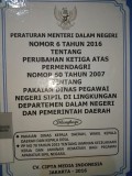 PERMENDAGRI NOMOR 6 TAHUN 2016 TENTANG PERUBAHAN KETIGA ATAS PERMENDAGRI NOMOR 60 TAHUN 2007 TENTANG PAKAIAN DINAS PEGAWAI NEGERI SIPIL DI LINGKUNGAN DEPARTEMEN DALAM NEGERI DAN PEMERINTAH DAERAH DILENGKAPI : PAKAIAN DINAS KEPALA DAERAH, WAKIL KEPALA DAERAH DAN KEPALA DESA,  PP NO. 70 TAHUN 2015 TENTANG JAMINAN KECELAKAAN KERJA DAN JAMINAN KEMATIAN BAGI PEGAWAI APARATUR SIPIL NEGARA
